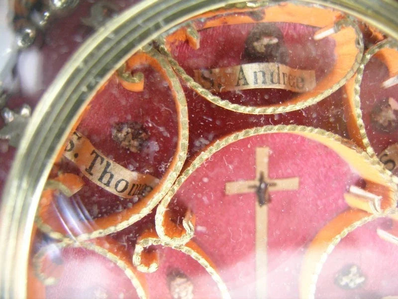 Ostensoir ancien contenant une relique de la Vraie Croix, Jésus et les douze apôtres