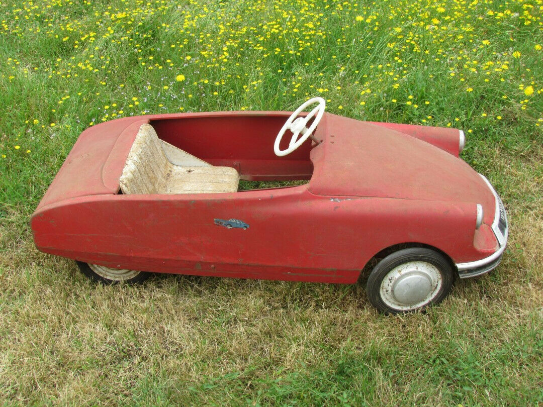 Voiture à pédales ancienne DS 19 de 1962 marque Morellet Guérineau