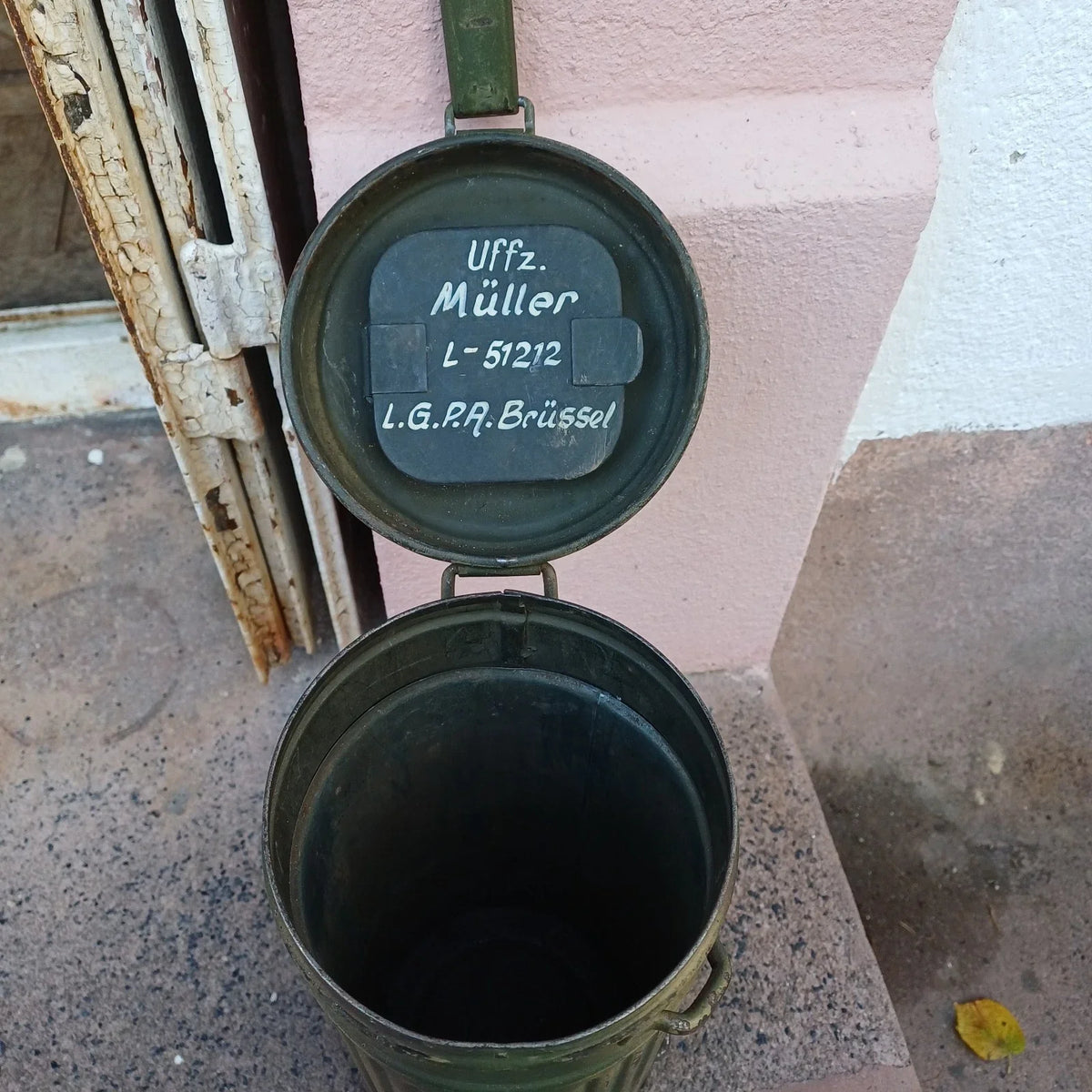 Boite masque gaz Allemand ancien camouflage numéro et attribuée ww2
