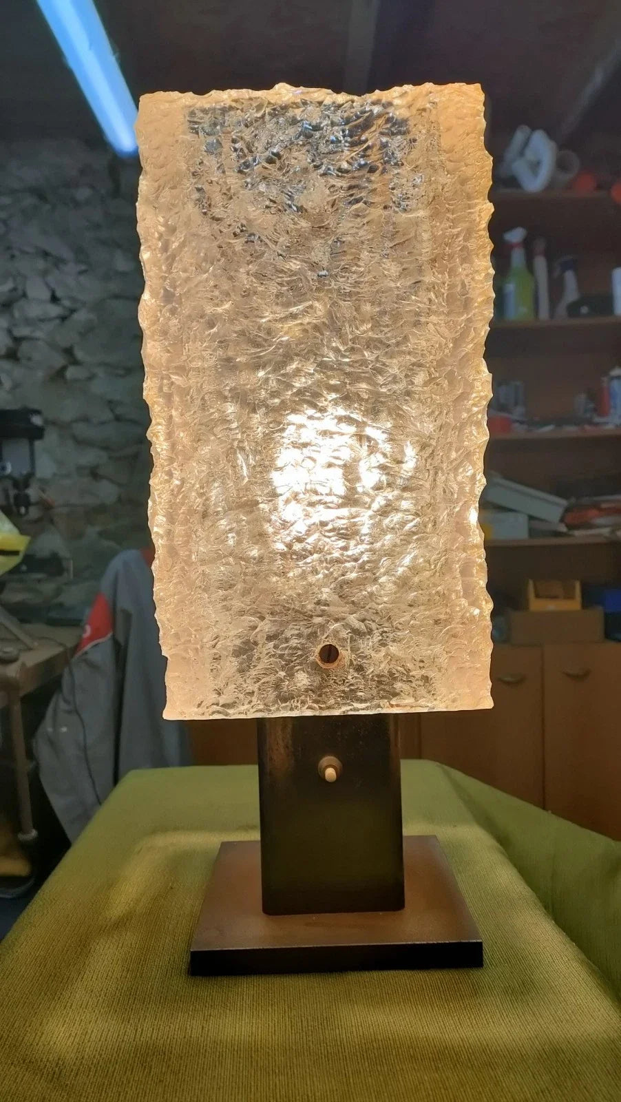 Lampe à poser en verre bouchardé