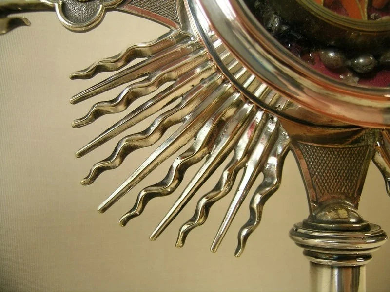 Ostensoir ancien contenant une relique de la Vraie Croix, Jésus et les douze apôtres