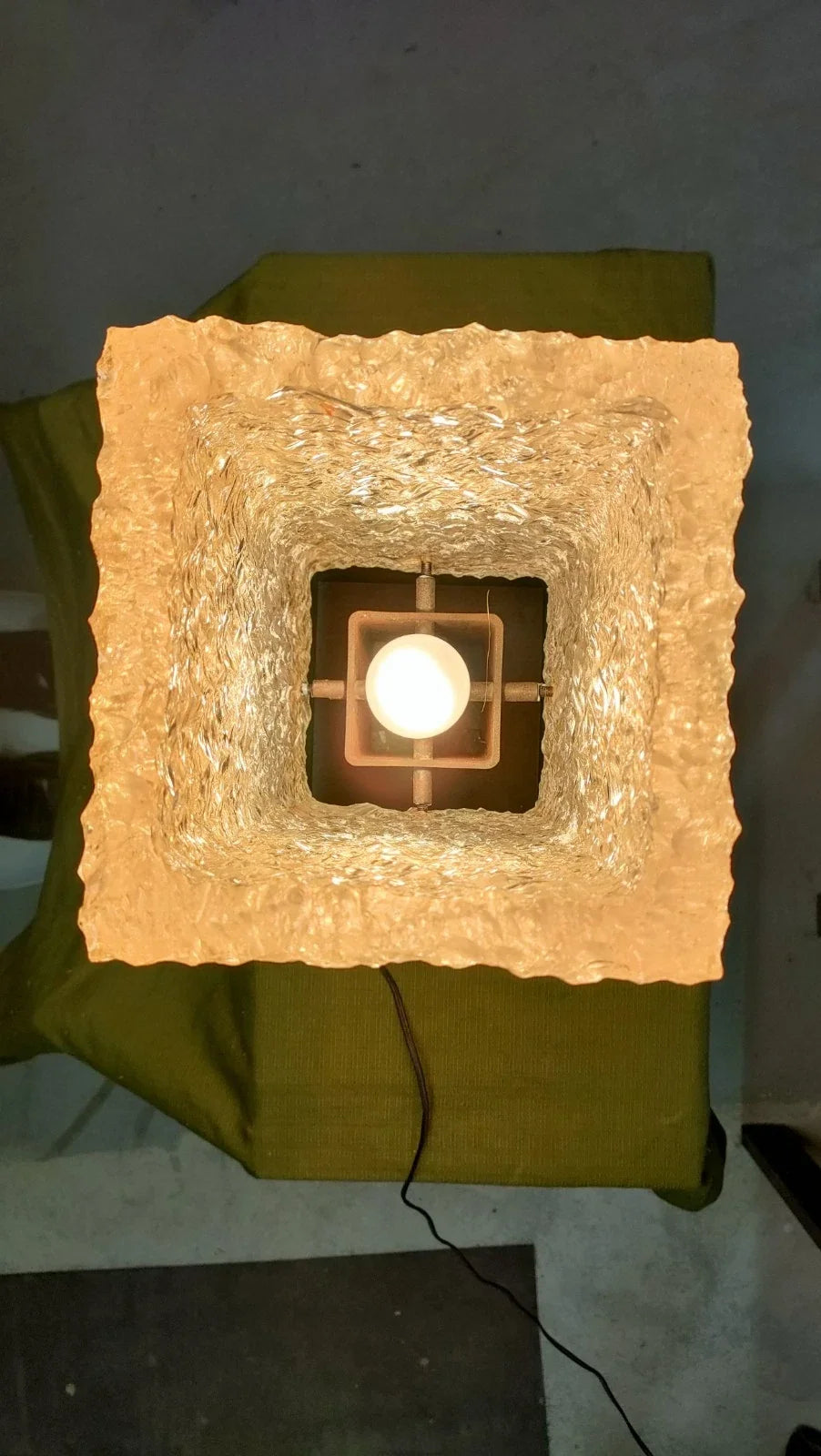 Lampe à poser en verre bouchardé