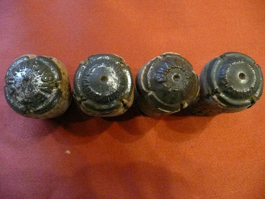LOT DE 4 ANCIENS MUSELETS CAPSULES DE CHAMPAGNE A ENCOCHES SUR BOUCHON.