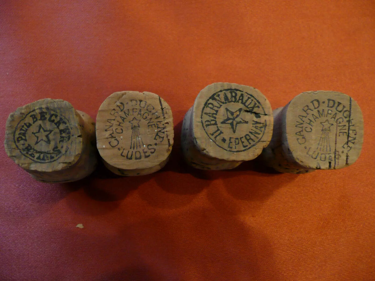 LOT DE 4 ANCIENS MUSELETS CAPSULES DE CHAMPAGNE A ENCOCHES SUR BOUCHON.