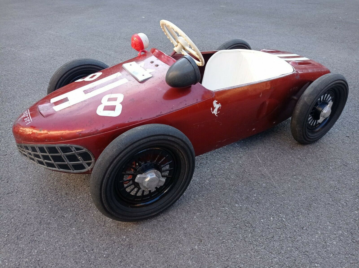 Ancienne voiture a pédales Ferrari sharknose Morellet guėrineau