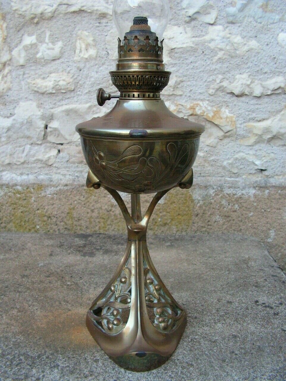 ANCIENNE LAMPE A PETROLE ART NOUVEAU SIGNEE GEORGES LELEU