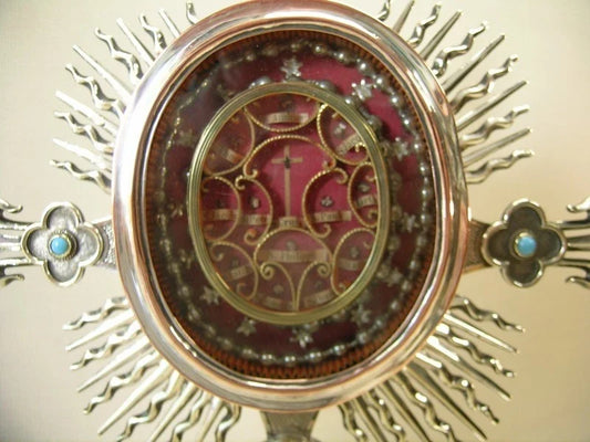 Ostensoir ancien contenant une relique de la Vraie Croix, Jésus et les douze apôtres