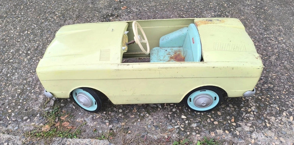 Voiture a pédales DEVILLAINE SIMCA 1000 en tres bel état d'origine manufrance