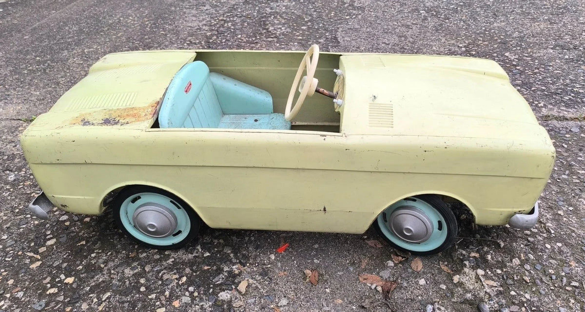 Voiture a pédales DEVILLAINE SIMCA 1000 en tres bel état d'origine manufrance