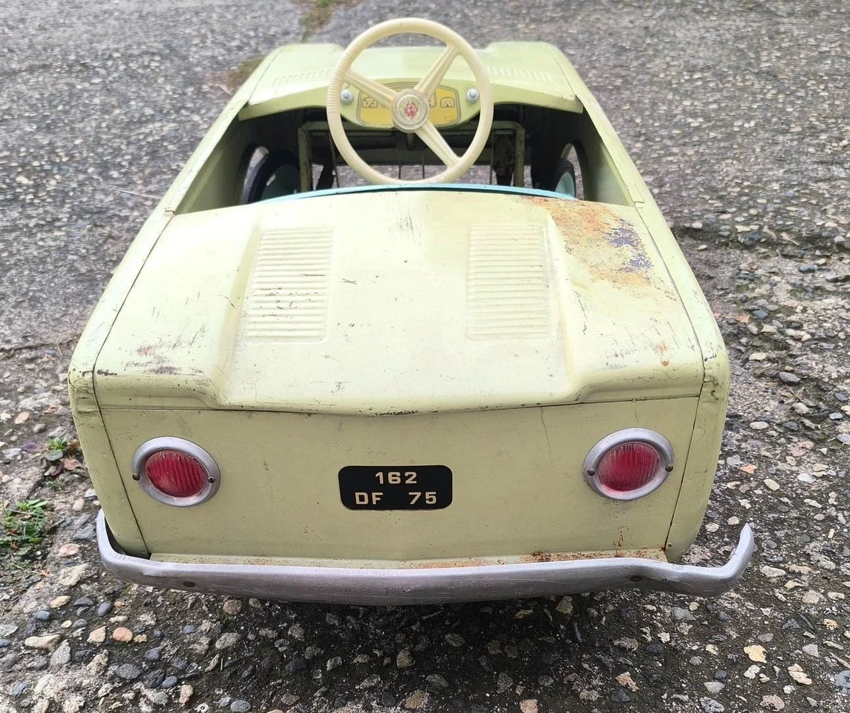 Voiture a pédales DEVILLAINE SIMCA 1000 en tres bel état d'origine manufrance
