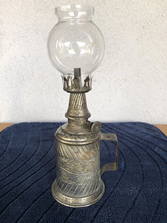 Ancienne lampe Pigeon, décor feuilles de chêne, plaque rapportée