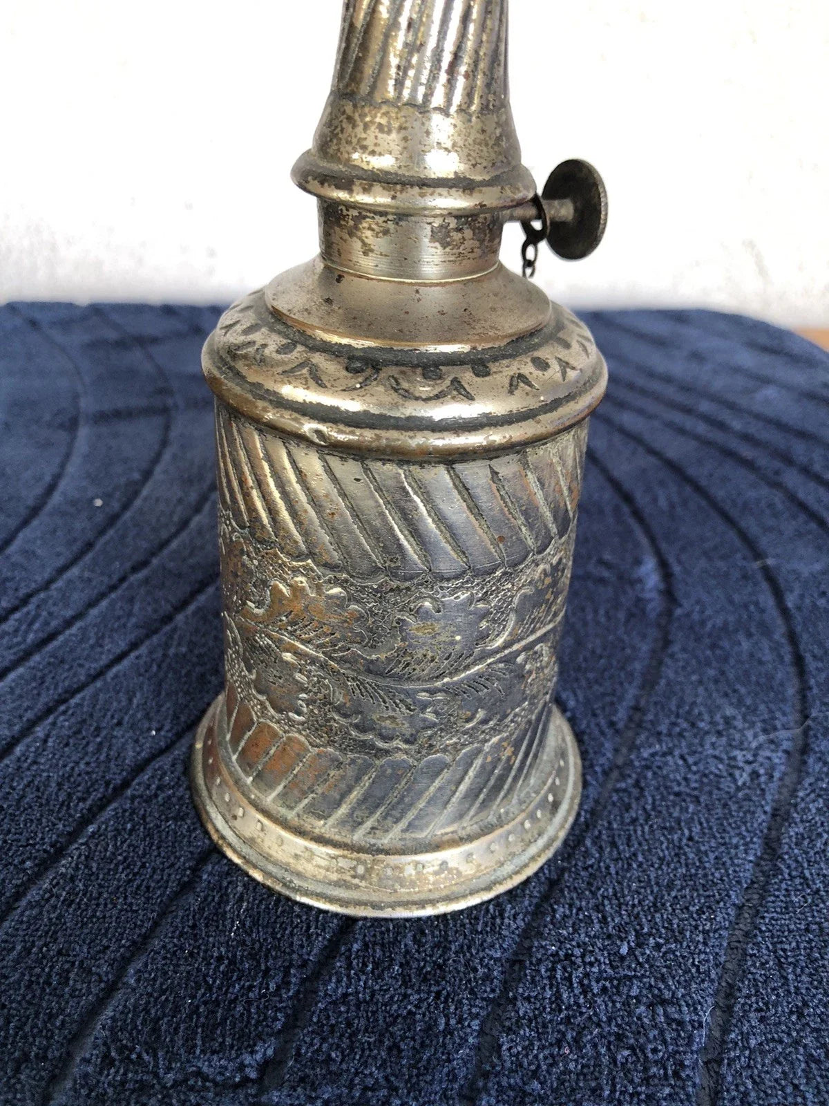 Ancienne lampe Pigeon, décor feuilles de chêne, plaque rapportée