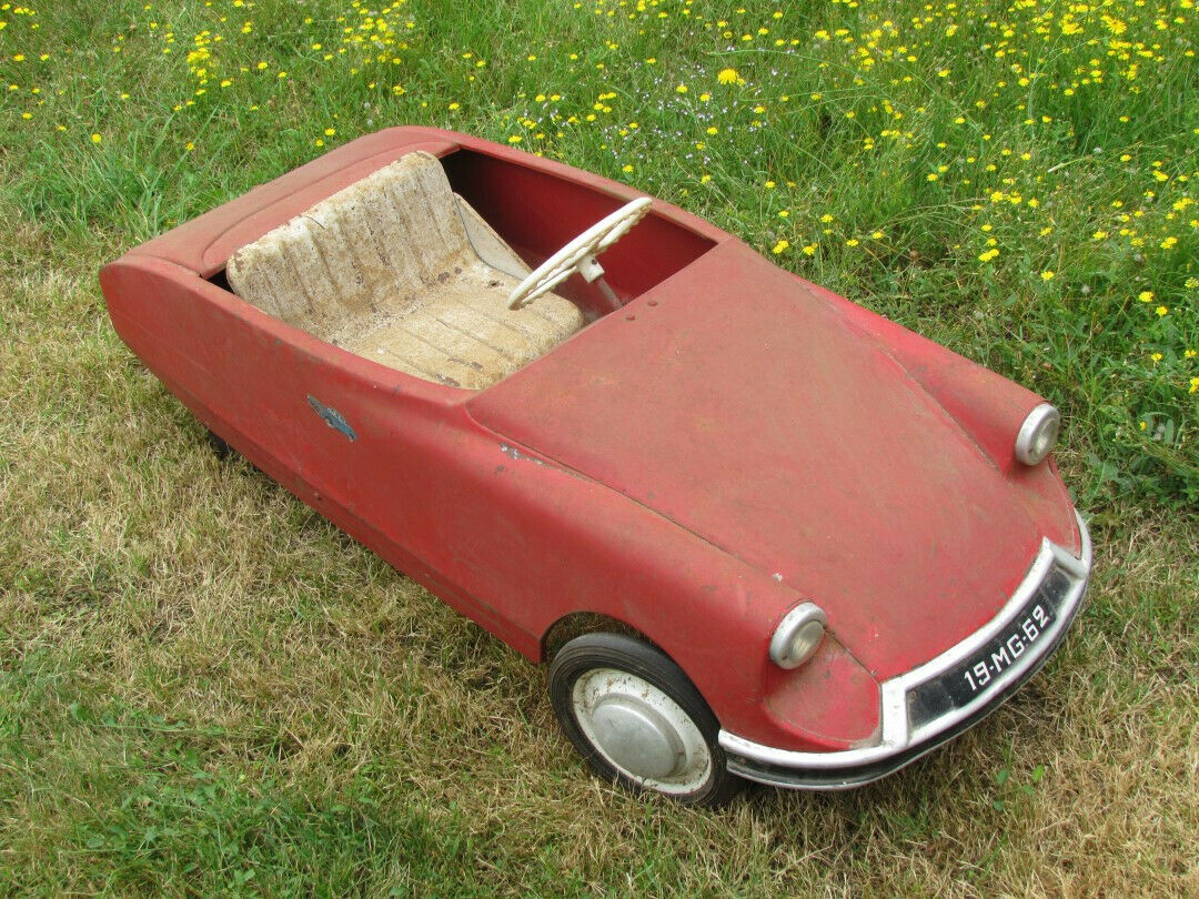 Voiture à pédales ancienne DS 19 de 1962 marque Morellet Guérineau