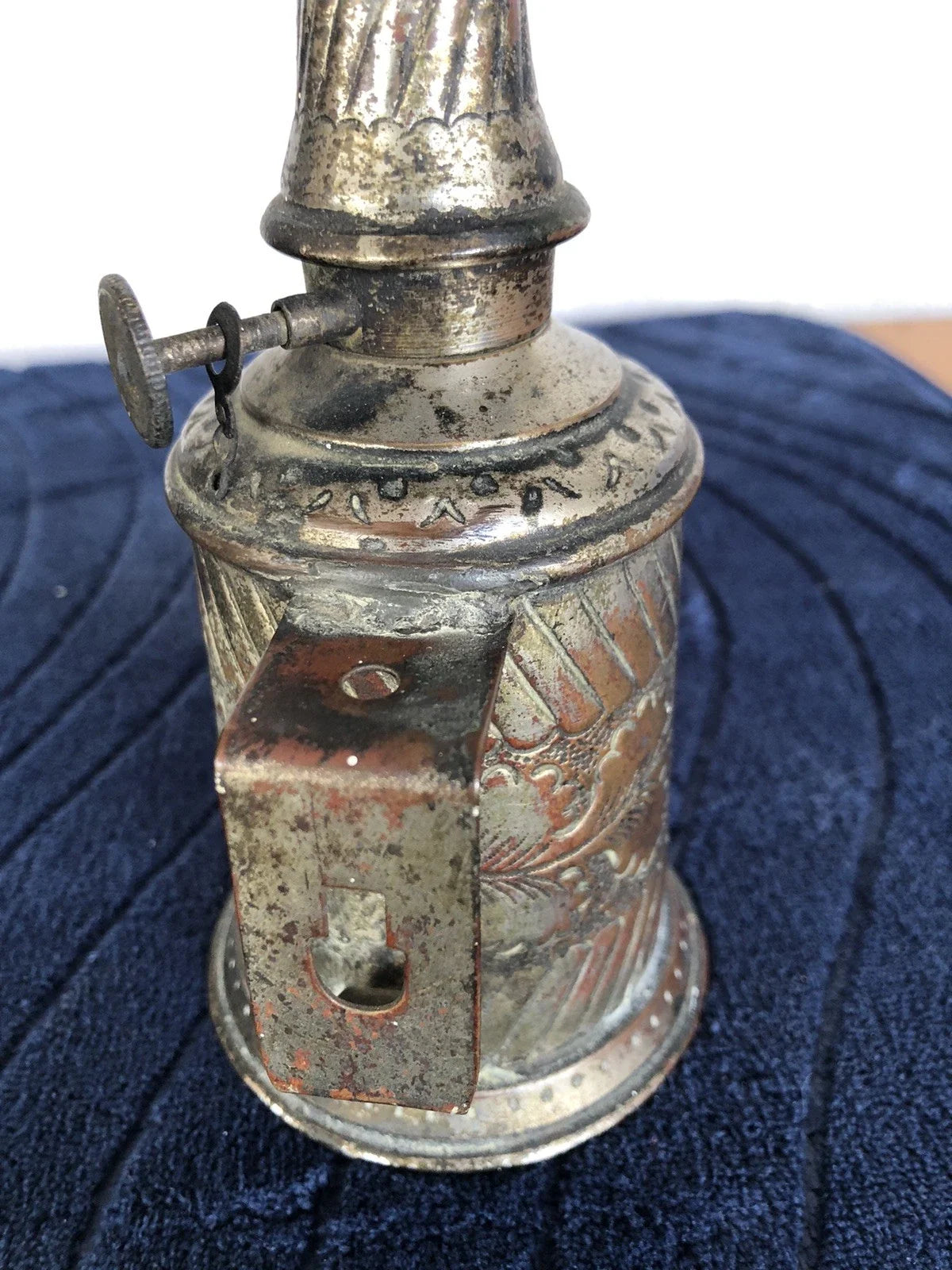 Ancienne lampe Pigeon, décor feuilles de chêne, plaque rapportée