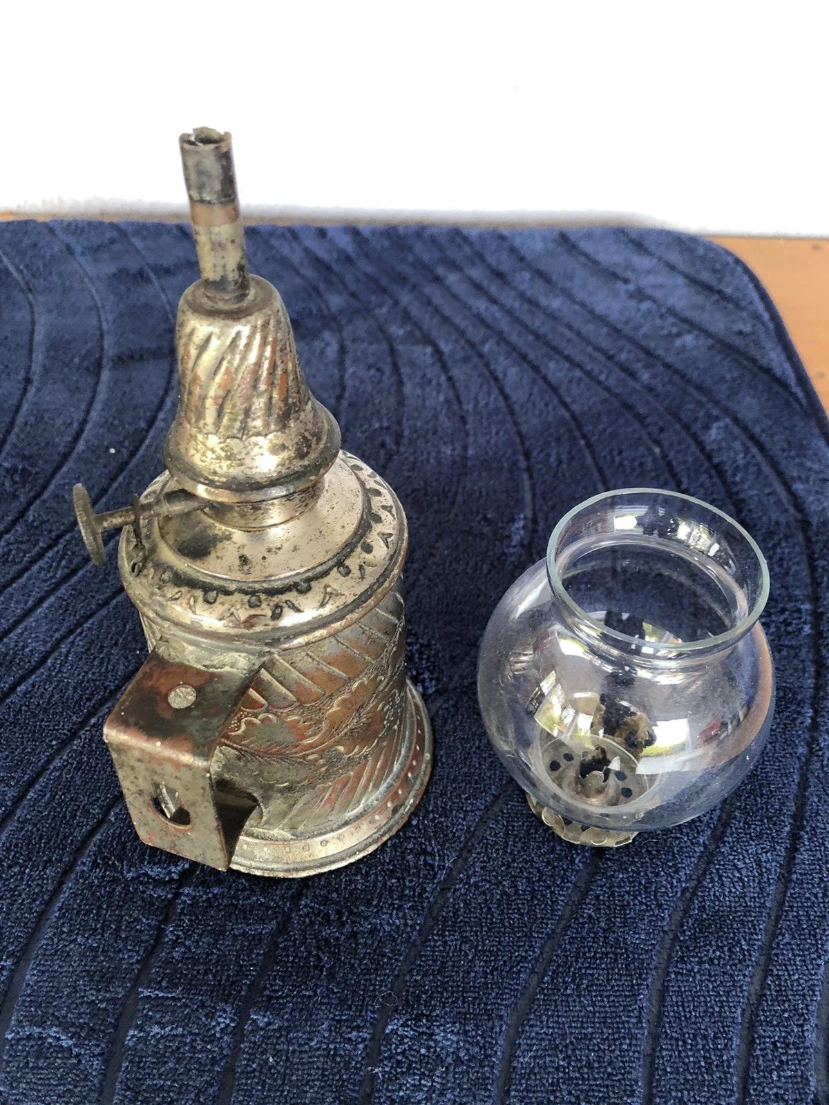Ancienne lampe Pigeon, décor feuilles de chêne, plaque rapportée