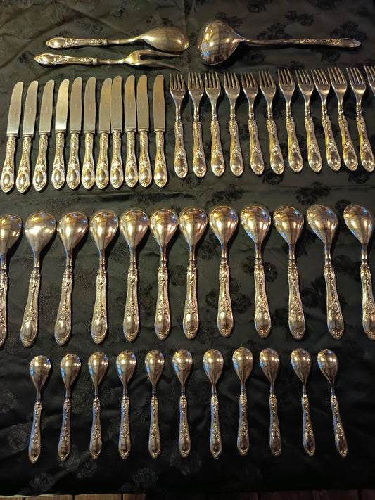 RARE ANCIEN SERVICE STYLE L.XV DE 49 COUVERTS EN ARGENT POINCON