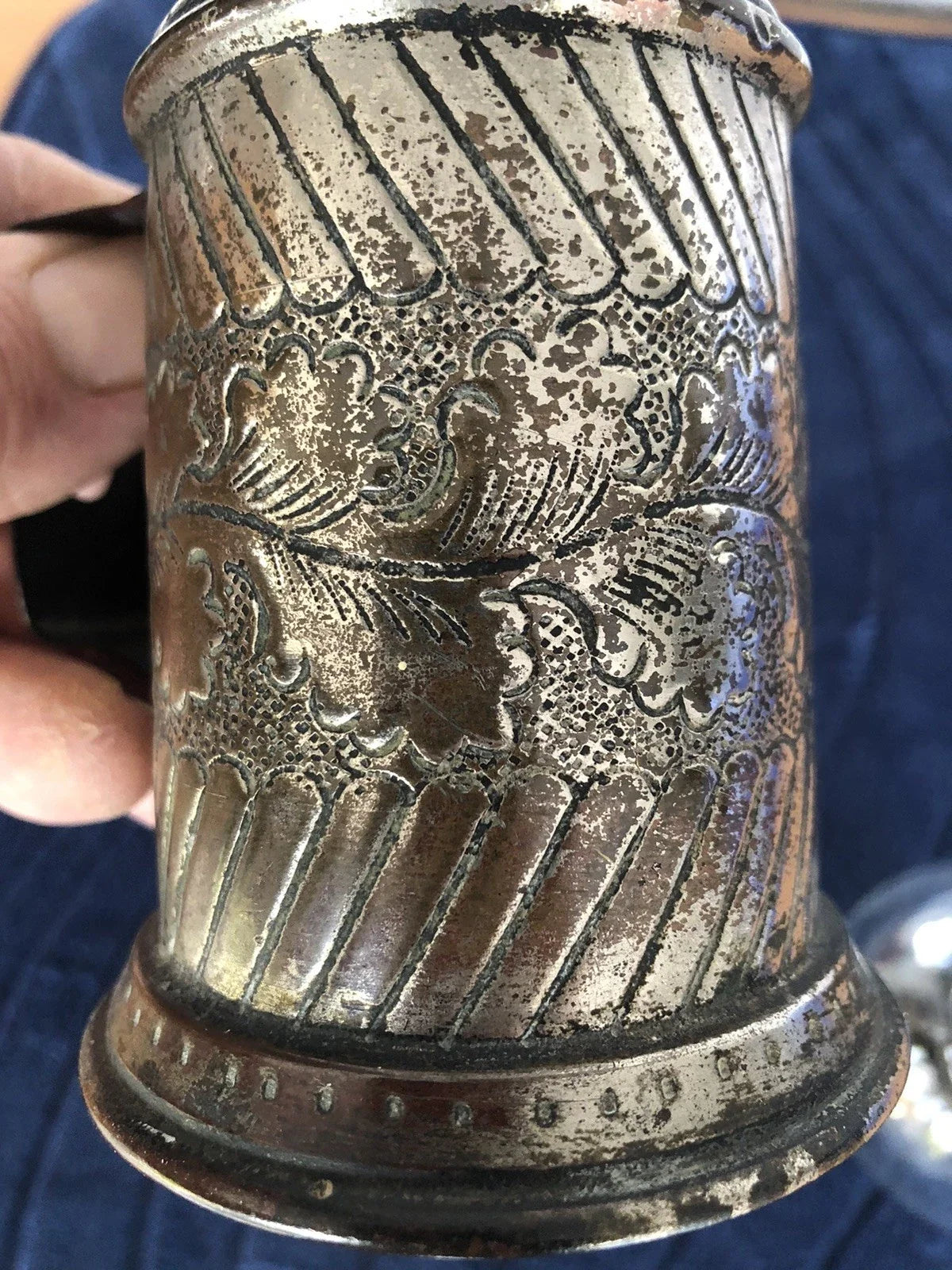 Ancienne lampe Pigeon, décor feuilles de chêne, plaque rapportée