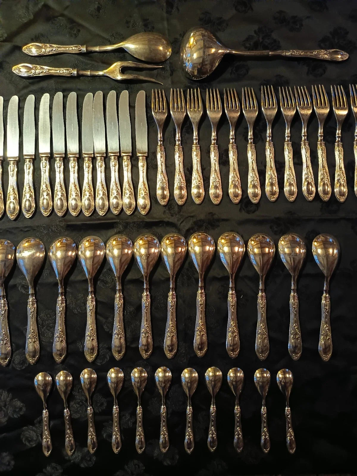 RARE ANCIEN SERVICE STYLE L.XV DE 49 COUVERTS EN ARGENT POINCON
