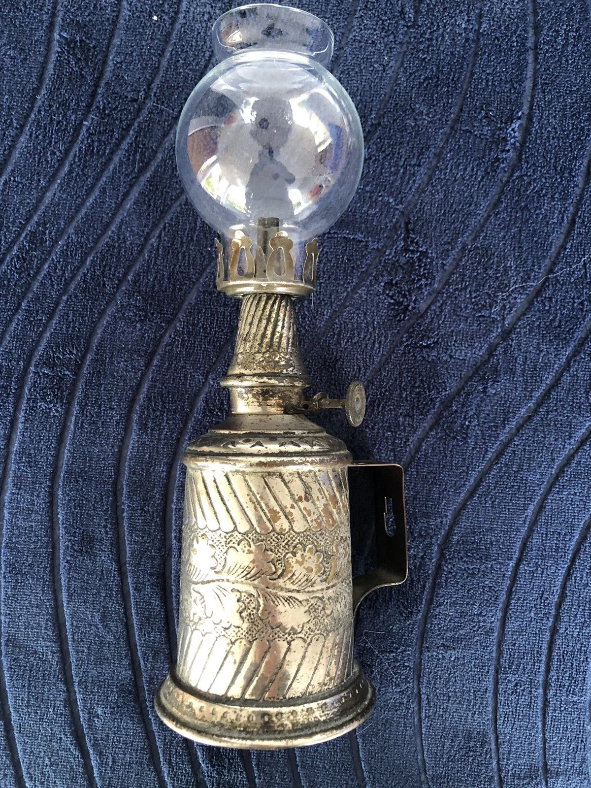 Ancienne lampe Pigeon, décor feuilles de chêne, plaque rapportée