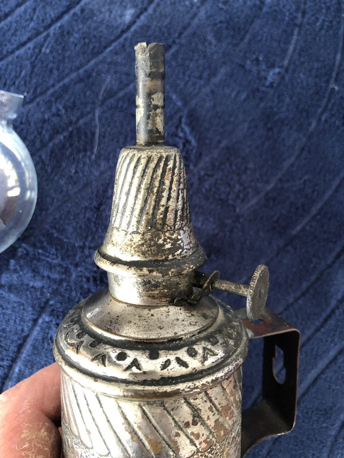 Ancienne lampe Pigeon, décor feuilles de chêne, plaque rapportée