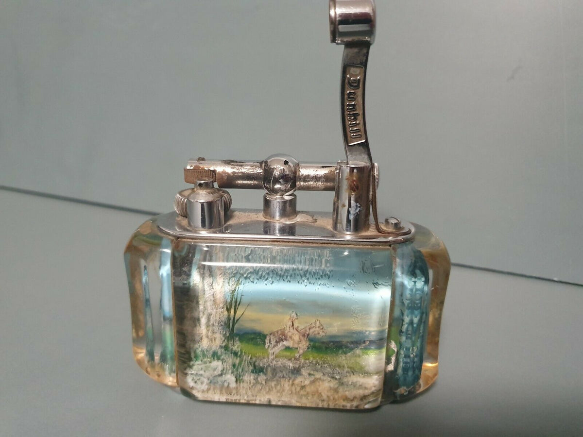 BRIQUET DUNHILL TRES RARE SCENE DE CHASSE CAVALIER ET CHIEN.