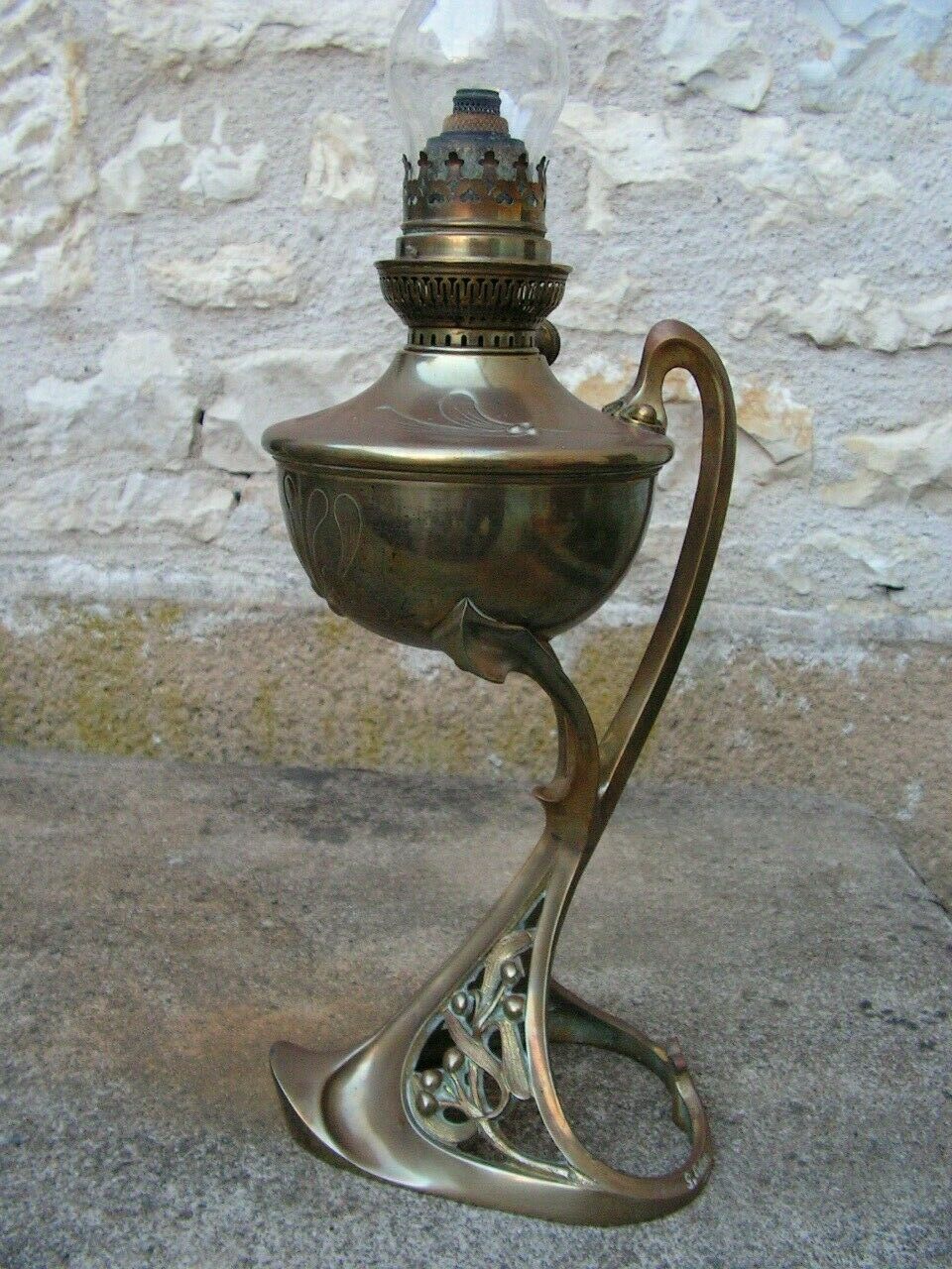 ANCIENNE LAMPE A PETROLE ART NOUVEAU SIGNEE GEORGES LELEU