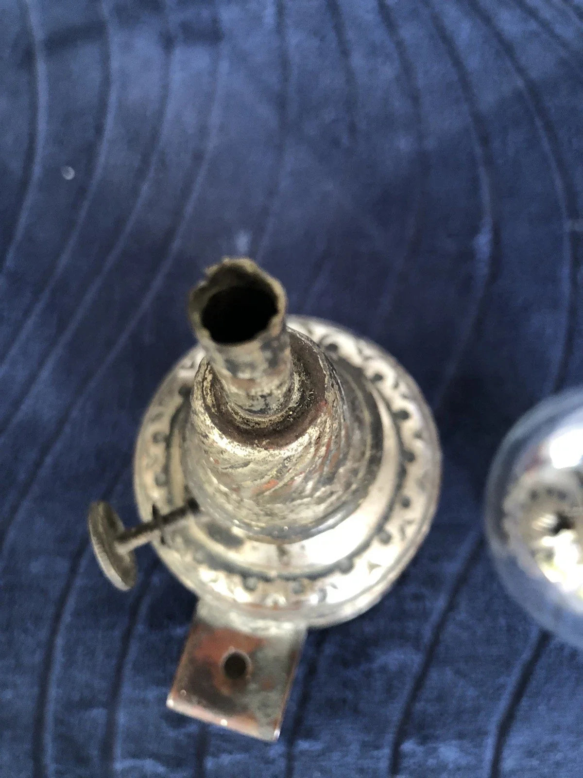 Ancienne lampe Pigeon, décor feuilles de chêne, plaque rapportée