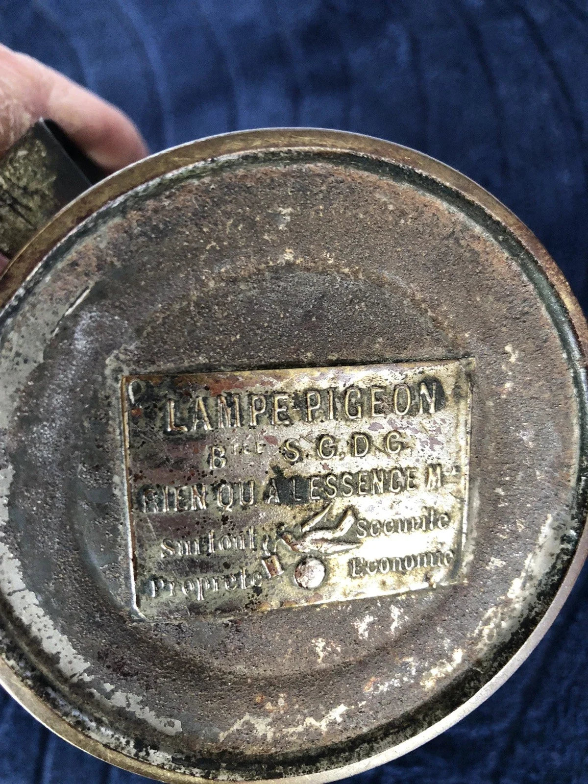Ancienne lampe Pigeon, décor feuilles de chêne, plaque rapportée
