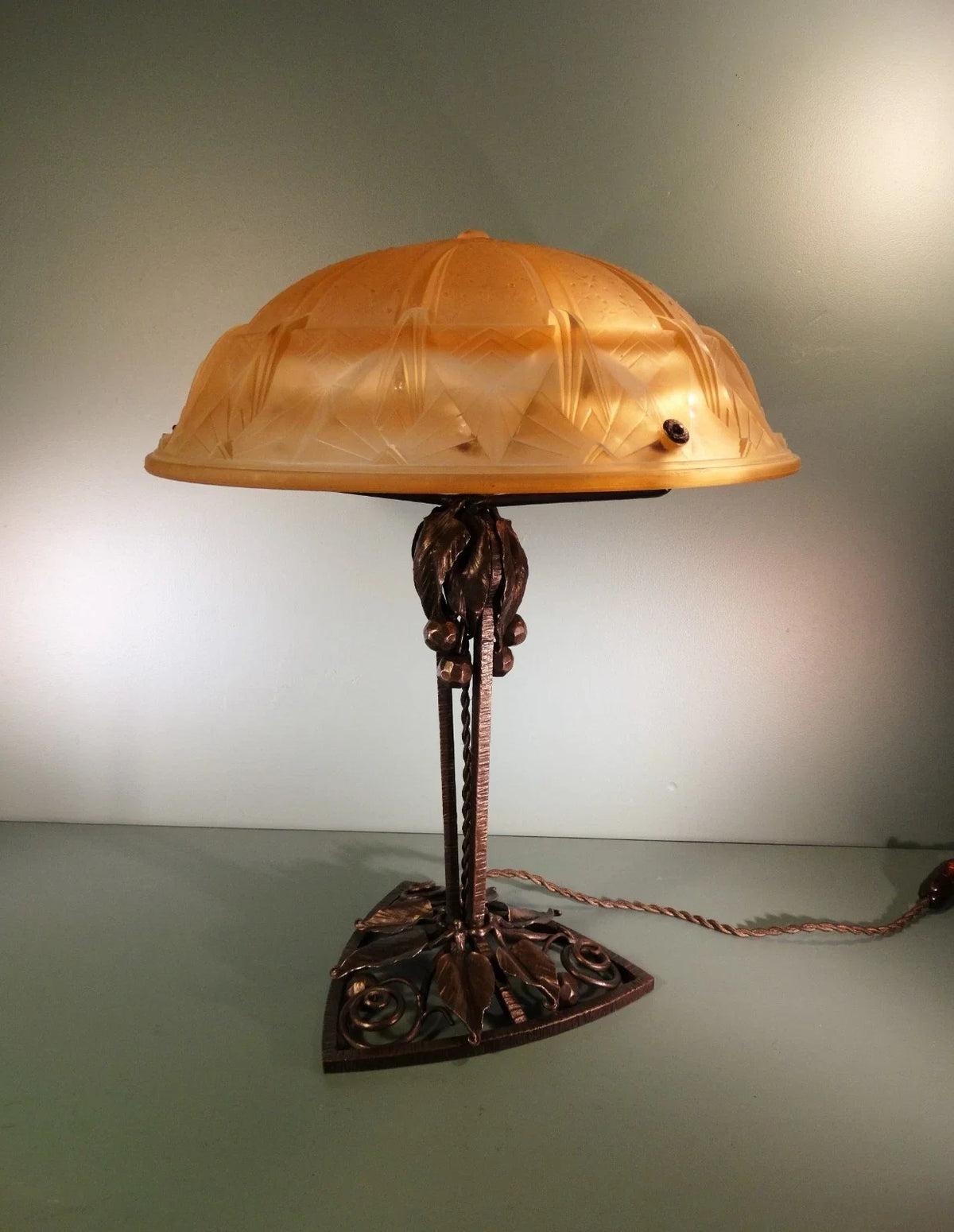 Grande lampe art déco pied fer forgé signé Muller frères Lunéville.