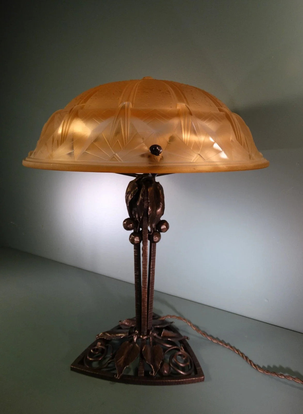 Grande lampe art déco pied fer forgé signé Muller frères Lunéville.