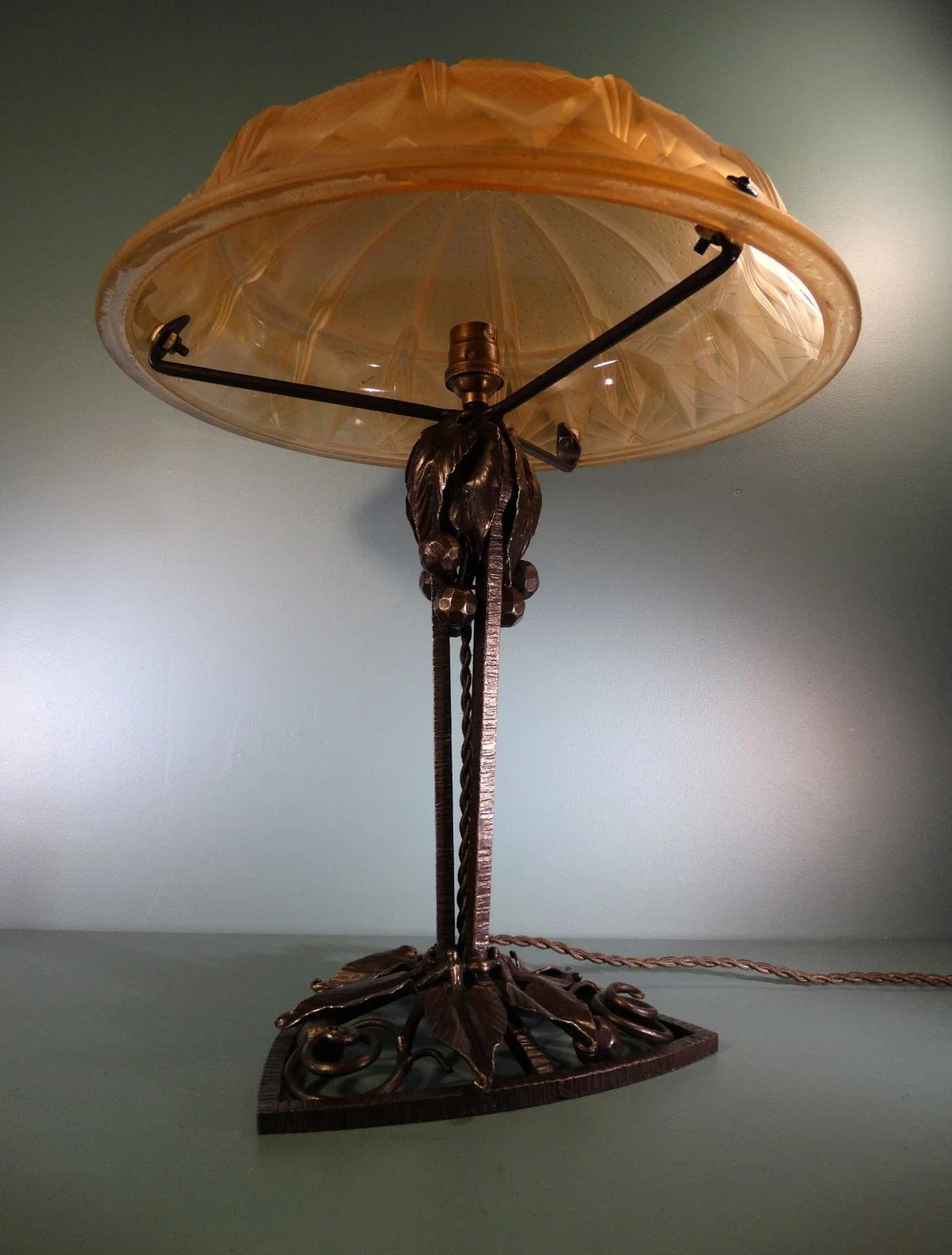 Grande lampe art déco pied fer forgé signé Muller frères Lunéville.