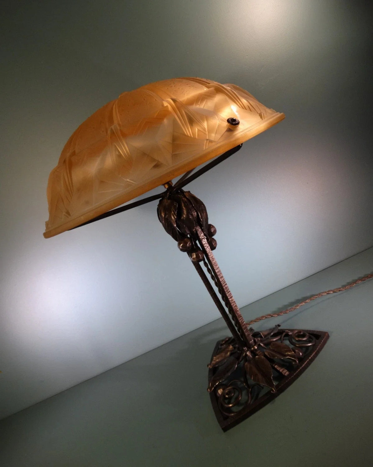 Grande lampe art déco pied fer forgé signé Muller frères Lunéville.
