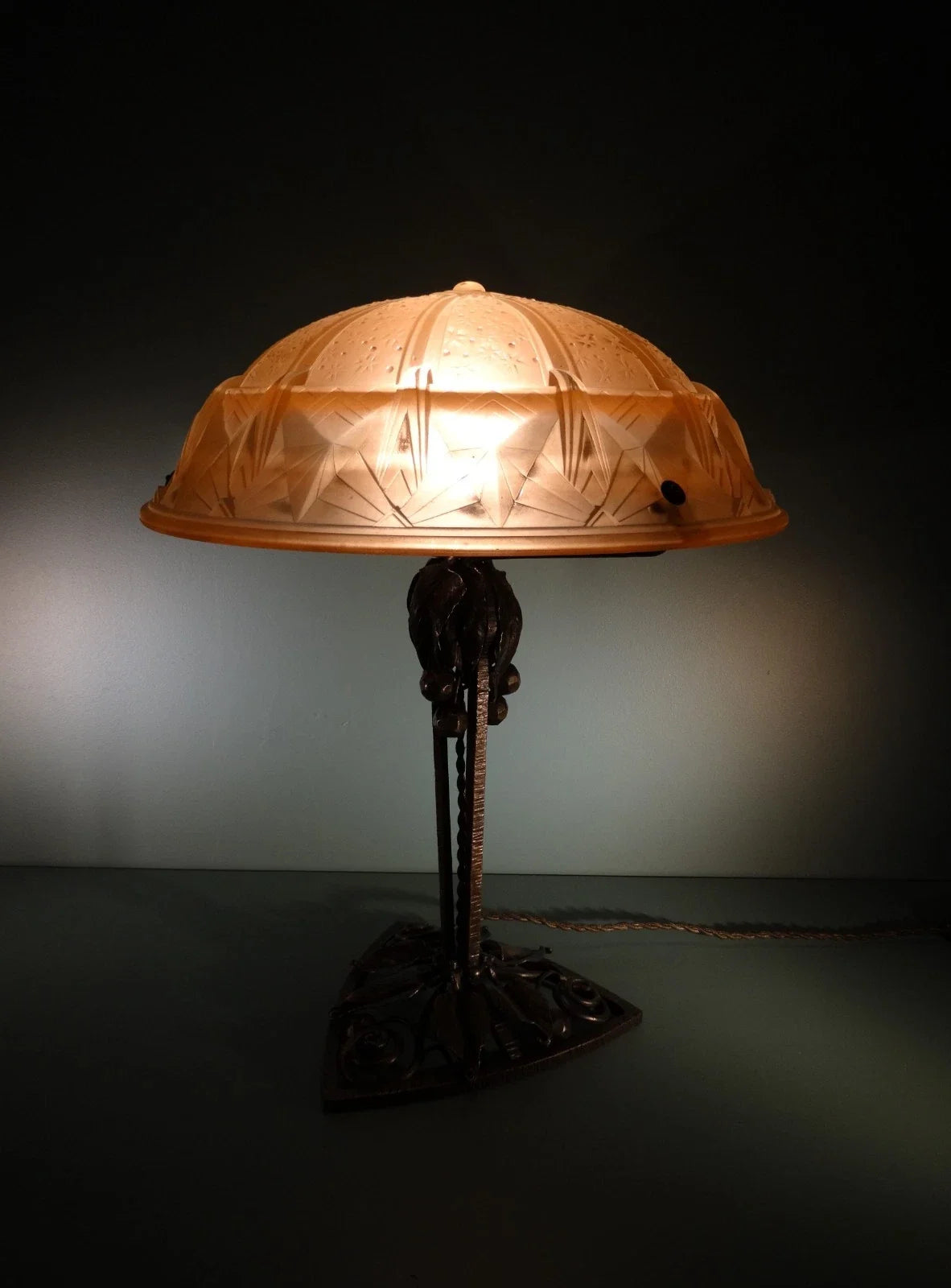 Grande lampe art déco pied fer forgé signé Muller frères Lunéville.