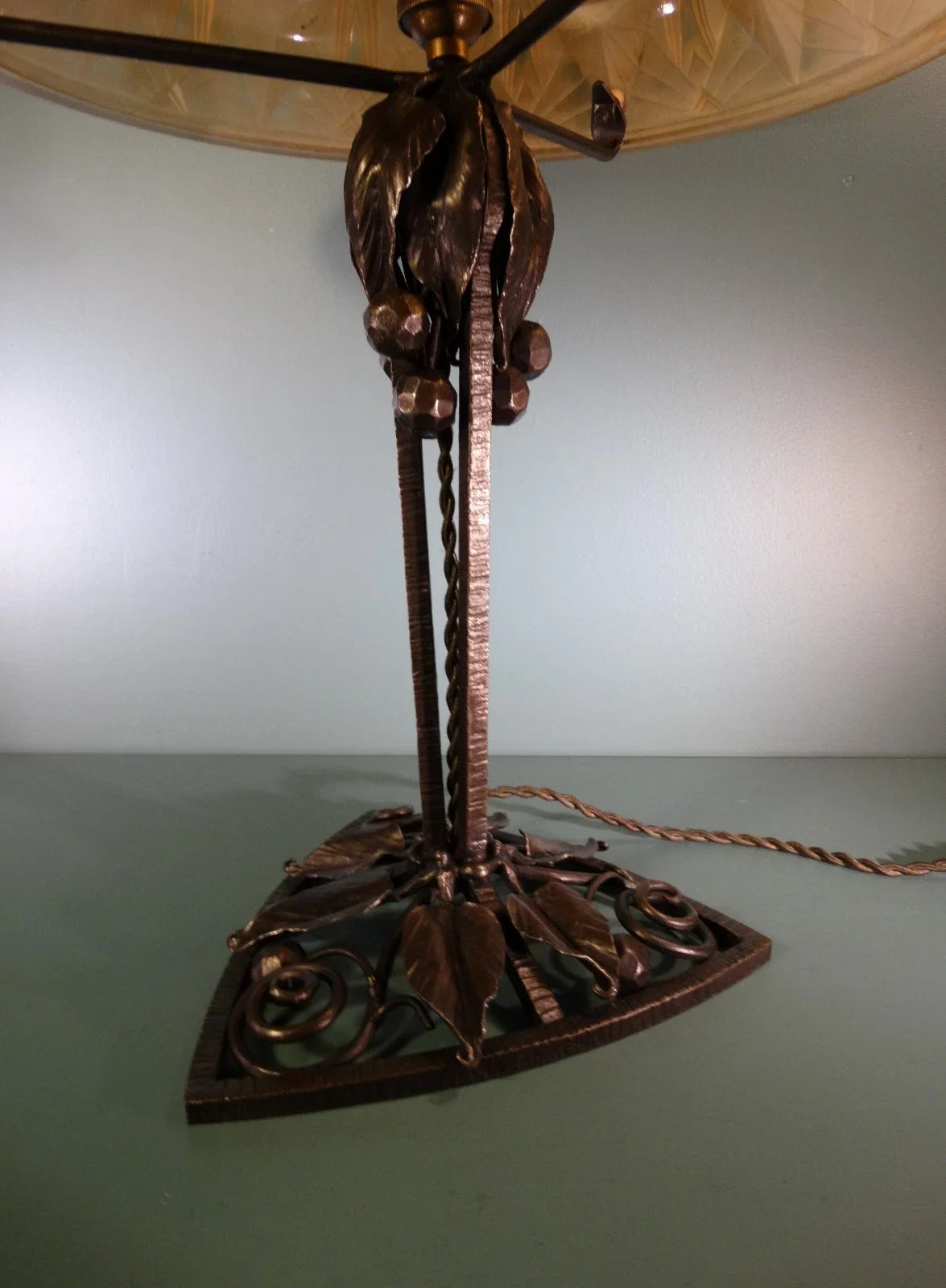 Grande lampe art déco pied fer forgé signé Muller frères Lunéville.