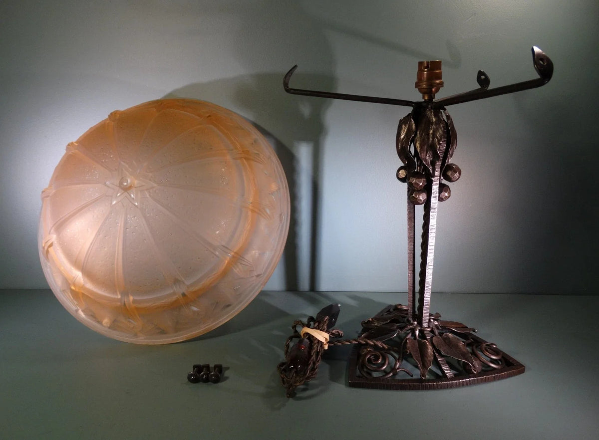 Grande lampe art déco pied fer forgé signé Muller frères Lunéville.