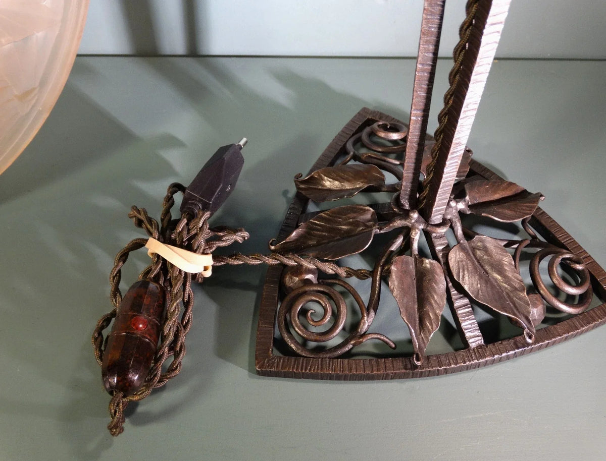 Grande lampe art déco pied fer forgé signé Muller frères Lunéville.