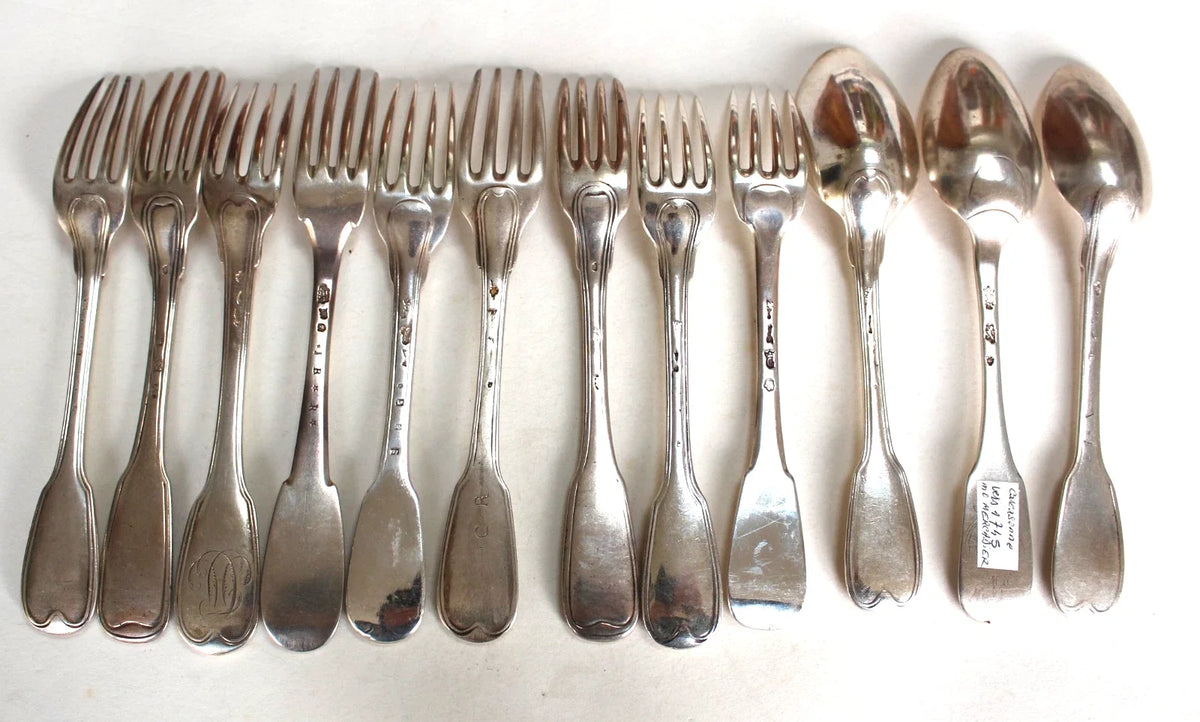 Lot de couverts anciens argent massif XVIII° à la fonte ou à récupérer - 1001 g