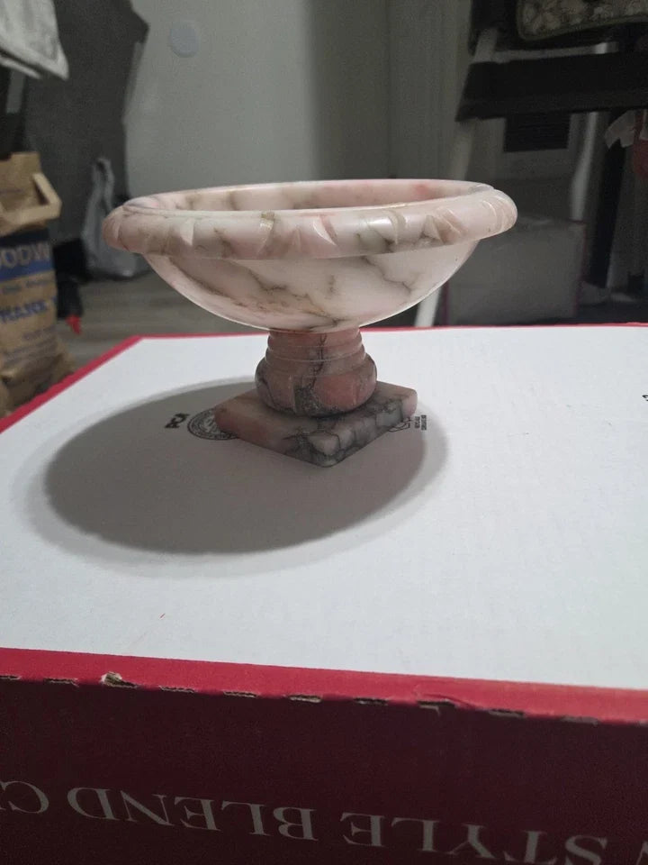 Bassin de bain d’oiseaux vintage en albâtre rose sculpté à la main, sans oiseaux.