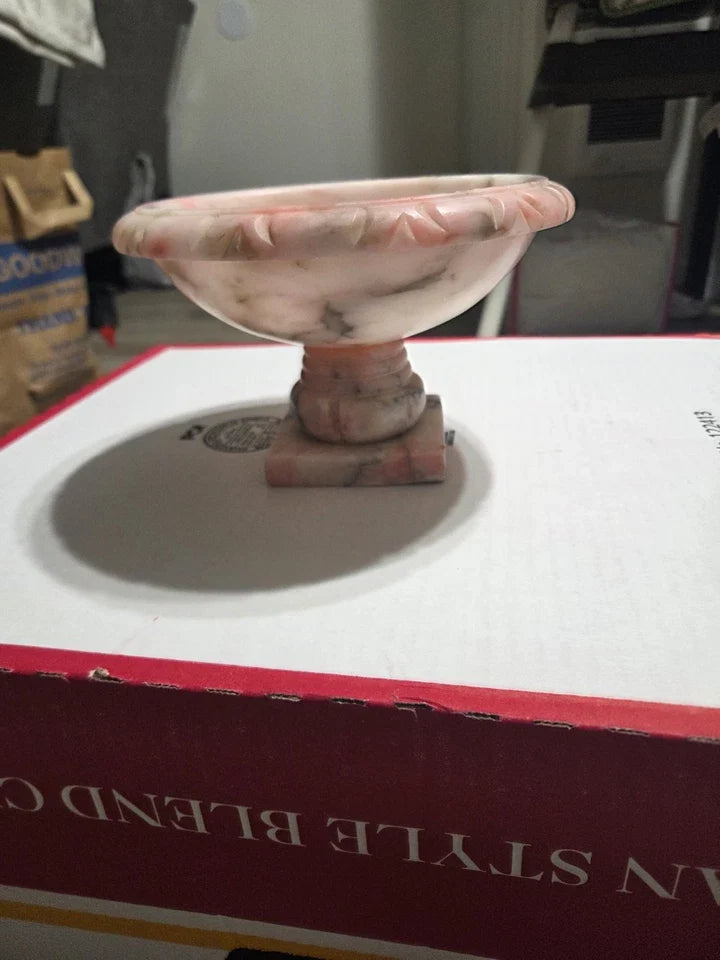 Bassin de bain d’oiseaux vintage en albâtre rose sculpté à la main, sans oiseaux.