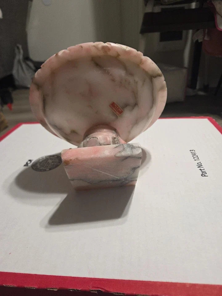 Bassin de bain d’oiseaux vintage en albâtre rose sculpté à la main, sans oiseaux.