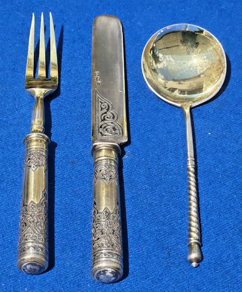 Jolies couverts anciens en ARGENT et VERMEIL RUSSE IMPERIALE NIELLE 84